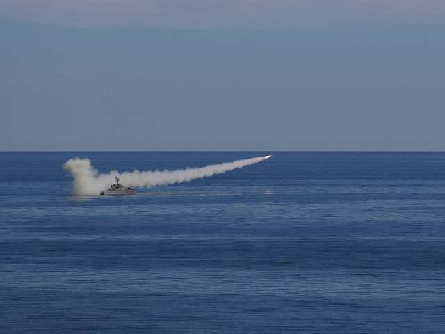 Пуск ракеты во время учений ВМС Ирана 14 января 2021 года