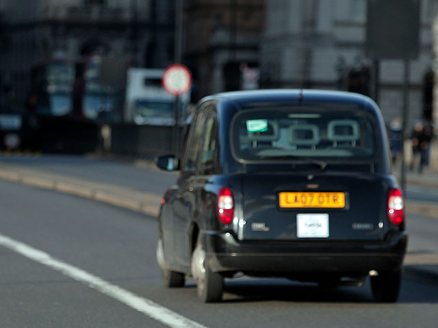На улицы Дубая выходят "черные кэбы" - знаменитые лондонские такси