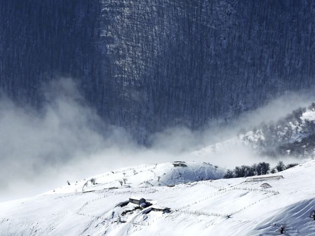 На горнолыжном курорте в Карачаево-Черкесской республике сошла лавина, под завалами могут находиться до 12 человек