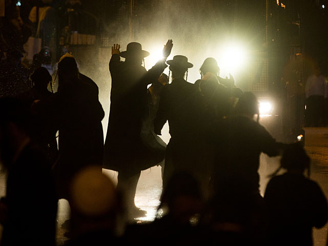 В Бней-Браке толпа "харедим" атаковала автомобиль полиции