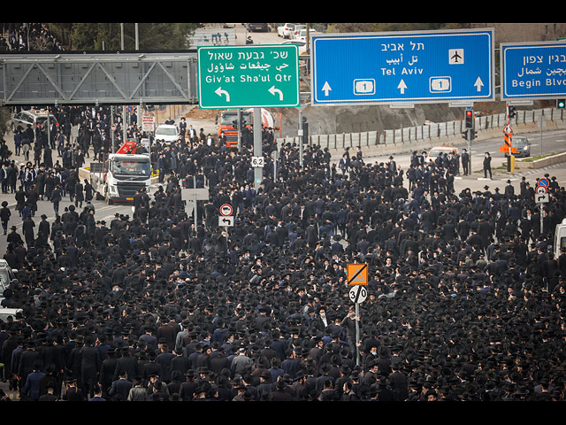 Похороны главы йешивы "Бриск": массовое нарушение карантина в Иерусалиме. Фоторепортаж