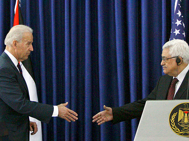 Джо Байден и Махмуд Аббас в 2010 году