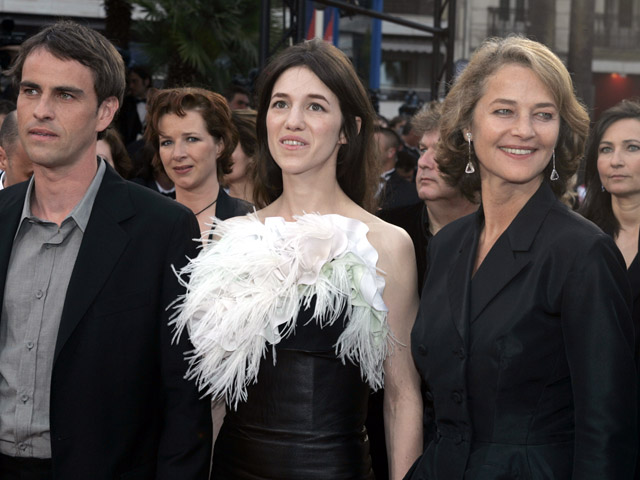 Шарлотта Рэмплинг (справа) с актерами Лореном Лукасом и Шарлоттой Генсбур в 2005 году