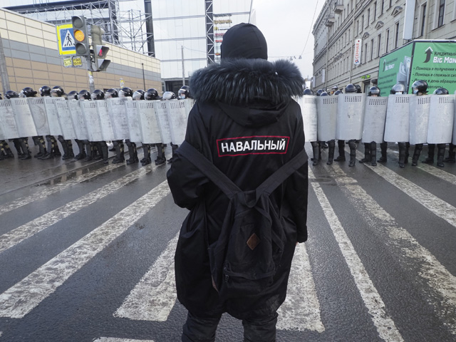 В Санкт-Петербурге полиция закрыла центральные станции метро, у активистов проходят обыски