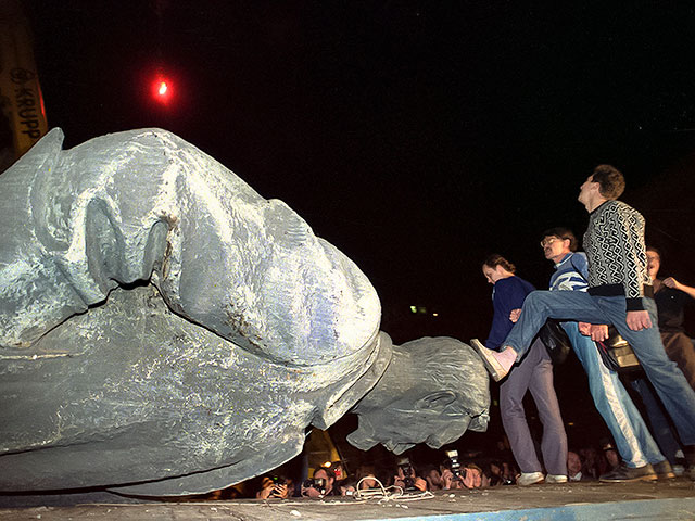 Москвичи у сброшенного с постамента памятника Дзержинскому. 23 августа 1991 года