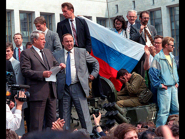 Борис Ельцин читает заявление с брони танка в дни августовского путча. Москва, 19 августа 1990 года