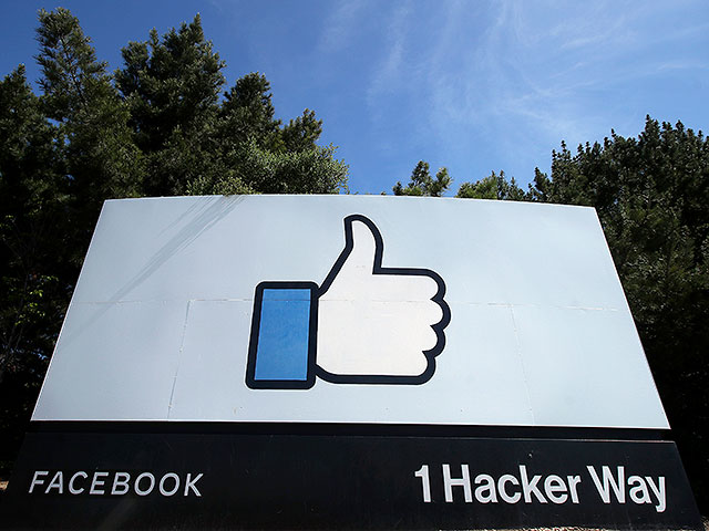 Логотип Like на билборде у штаб-квартиры Facebook, Менло-Парк, Калифорния
