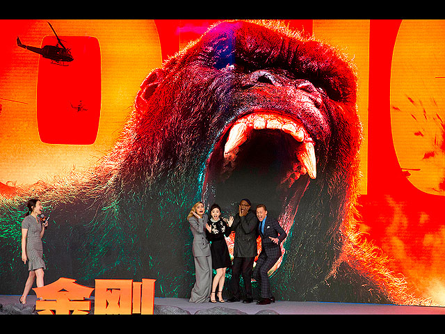 С актерами из фильма "Конг: Остров черепа" (слева направо): Бри Ларсон, Цзин Тиан, Сэмюэл Л. Джексон и Том Хиддлстон, 2017 год