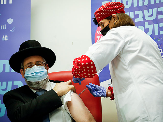 Главный ашкеназский раввин Давид Лау проходит вакцинацию