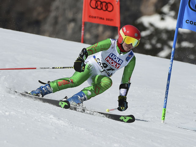 Иранская горнолыжница Форуг Аббаси на трассе чемпионата мира в Италии
