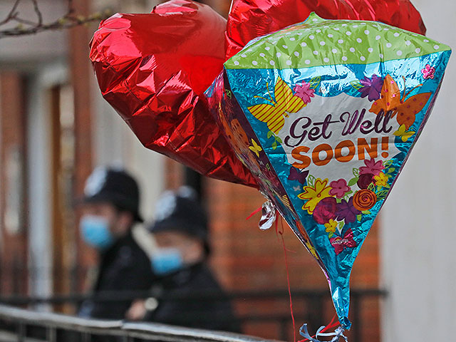 Воздушные шары пожеланием скорейшего выздоровления привязаны к ограде больницы, в которую госпитализирован принц Филипп. Лондон, вторник, 23 февраля 2021 года