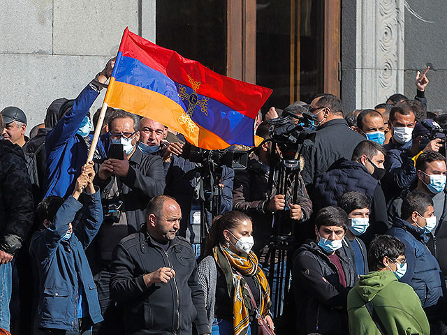 Оппозиция взяла штурмом здание правительства Армении
