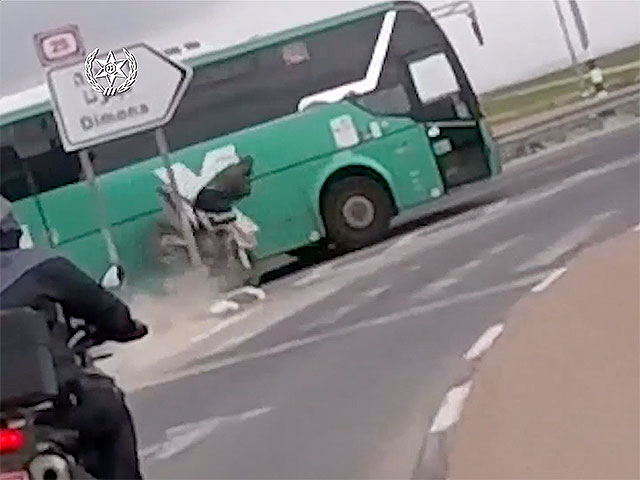 В Негеве мотоциклист врезался в автобус, пытаясь скрыться от полицейской погони. ВИДЕО