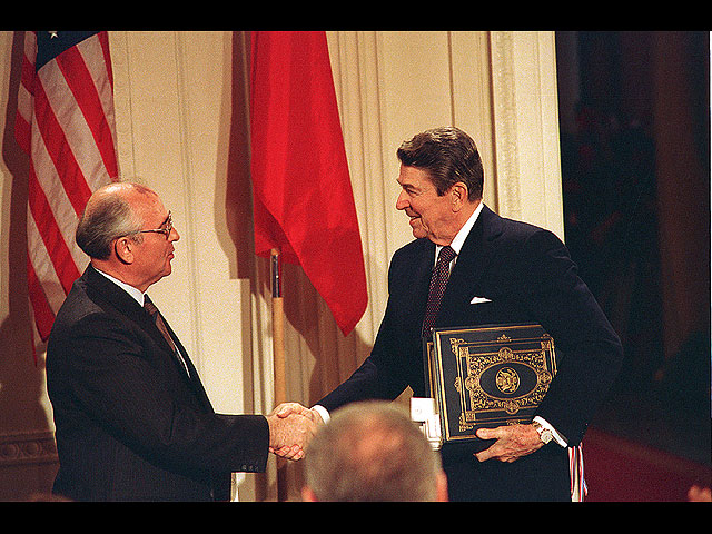 Михаил Горбачев и президент США Рональд Рейган после подписания договора о ликвидации ракет средней и меньшей дальности, 1987 год