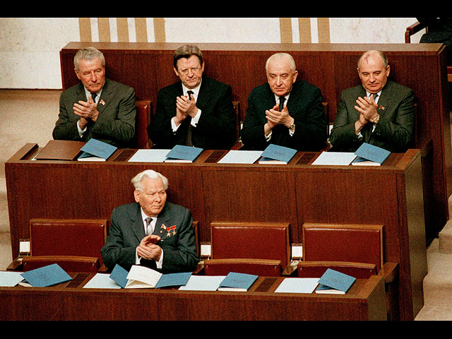 Михаил Горбачев (во верхнем ряду, справа) с тогдашним руководителем СССР, председателем ЦК КПСС Константином Черненко (в нижнем ряду).1984 год