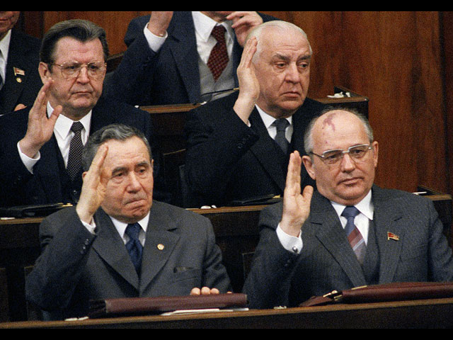 На заседании Политбюро, 1985 год