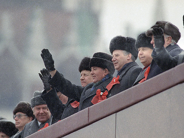 На трибуне мавзолея с другими членами Политбюро СССР, 1988 год