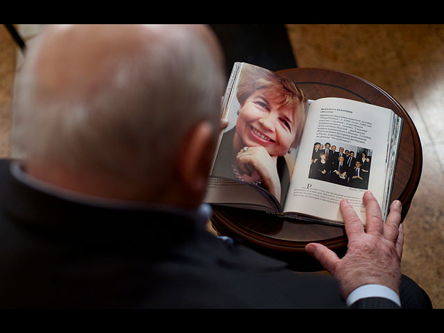 Михаил Горбачев с книгой о его жене Раисе. 2016 год