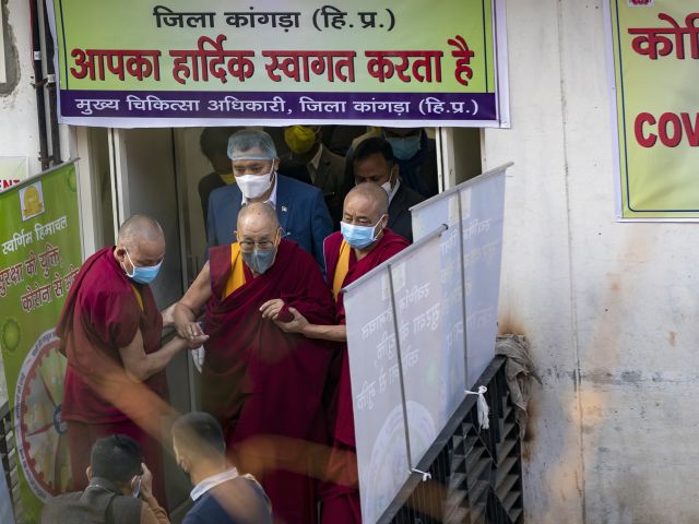 Далай-лама привился вакциной AstraZeneca