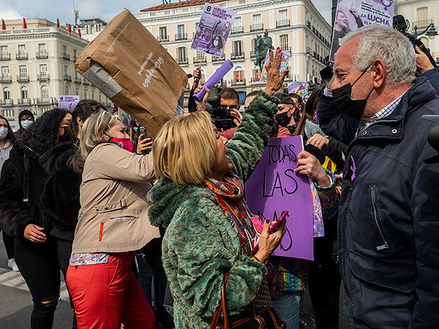 В Мадриде правые активистки напали на феминисток, вышедших на массовую акцию вопреки запрету властей