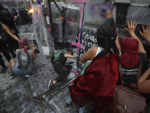 Женский марш в Мехико против дискриминации и насилия: был подожжен кордон полиции, более 80 пострадавших