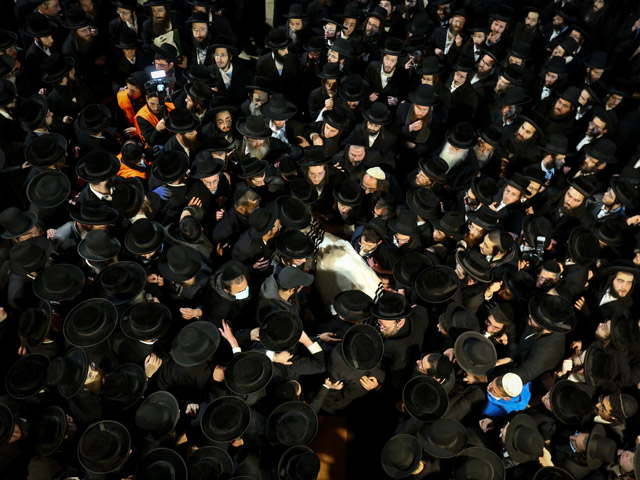 Тысячи верующих приняли участие в похоронах сатмарского раввина на горе Мерон