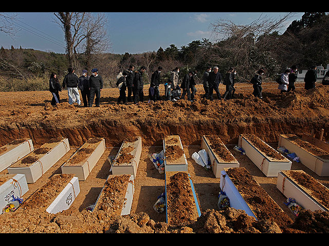 Похороны жертв землетрясения и цунами 11 марта. Ямамото, северо-восток Японии, 29 марта 2011 года