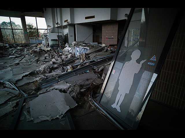 Заброшенный после землетрясения бизнес-центр в префектуре Фукусима