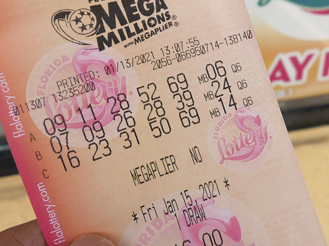 Трое жителей штата Мичиган и адвокат из Флориды выиграли в лотерею миллиард долларов