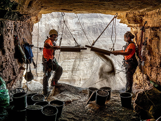 Археологи просеивают находки в Пещере ужасов