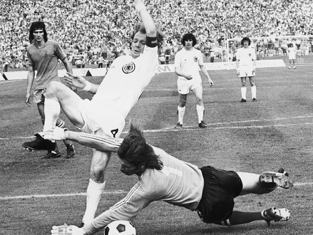 Питер Лоример в матче чемпионата мира 1974 года Югославия - Шотландия