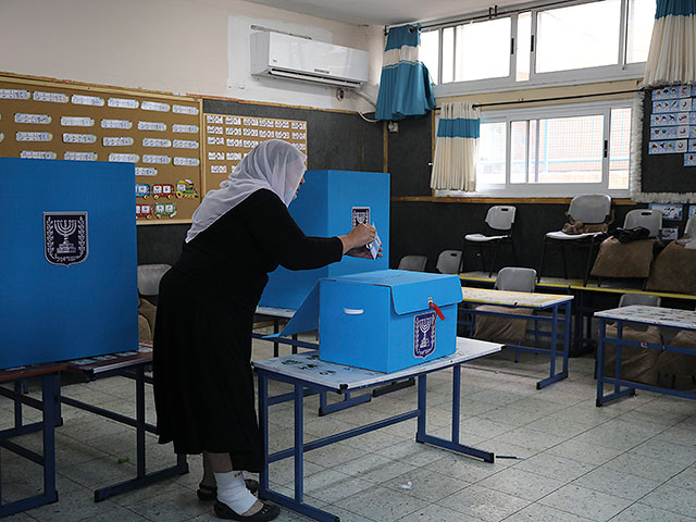 Израильские арабы голосуют на выборах в Кнессет 24-го созыва. Магхар, 23 марта 2021 года
