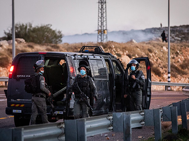 В районе Иерусалима подозреваемый протаранил блокпост, ранив бойца МАГАВа, и скрылся