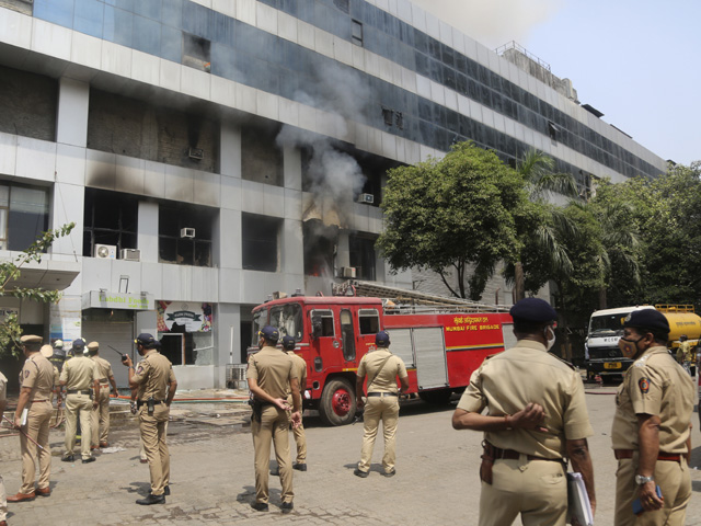 Пожар в одной из "коронавирусных" больниц Мумбаи, не менее девяти пациентов погибли