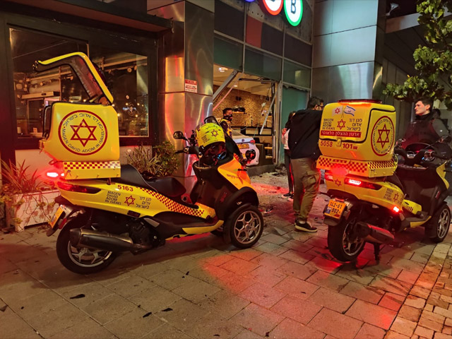 Полиция расследует обстоятельства аварии, во время которой такси въехало в ресторан в Тель-Авиве