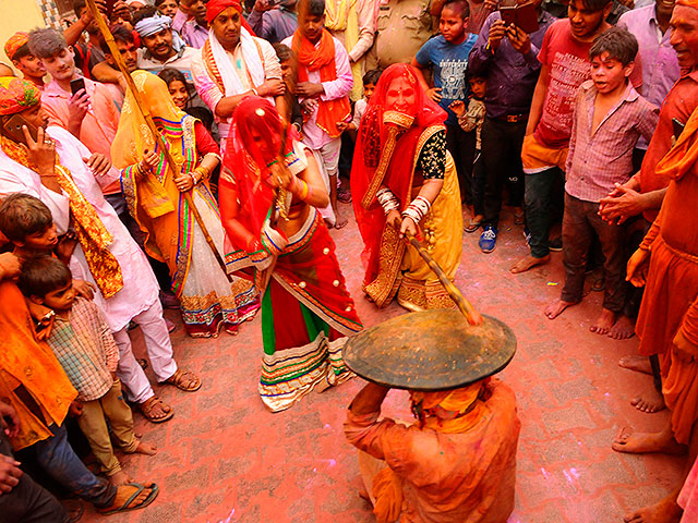 Словно нет эпидемии: "Фестиваль красок" Холи в Индии. Фоторепортаж