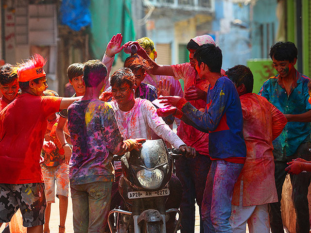Словно нет эпидемии: "Фестиваль красок" Холи в Индии. Фоторепортаж
