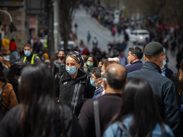 СМИ: специалисты минздрава продолжают спорить о необходимости защитных масок на улице