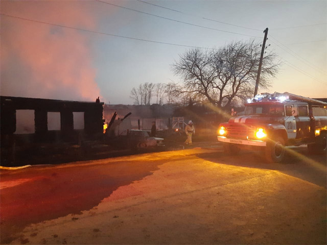 В результате пожара в частном доме на Урале погибли пять детей