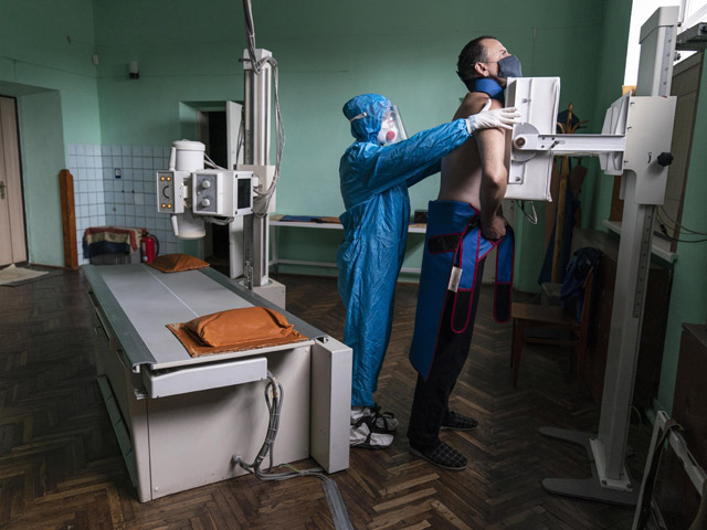 Украина: за сутки выявлено более 17 тысяч заразившихся коронавирусом, 438 больных COVID-19 умерли