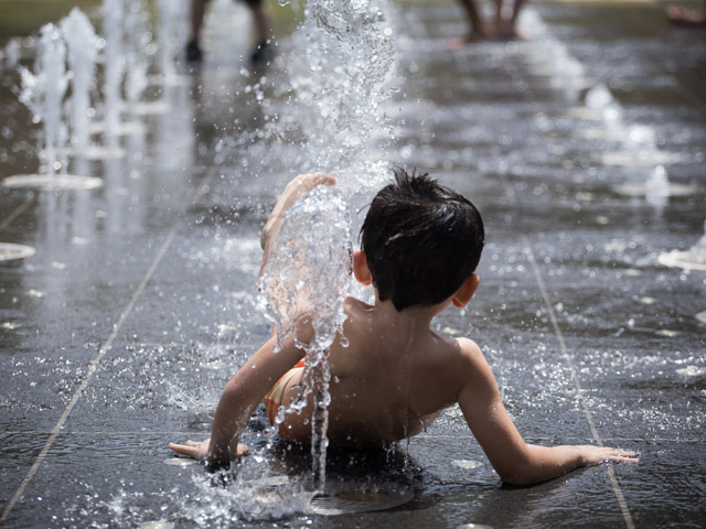 Шарав в Израиле. Медики рекомендуют избегать пребывания на солнце