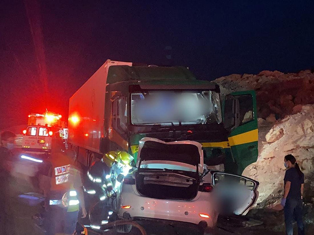 Столкновение грузовика и легкового автомобиля произошло на 90-м шоссе