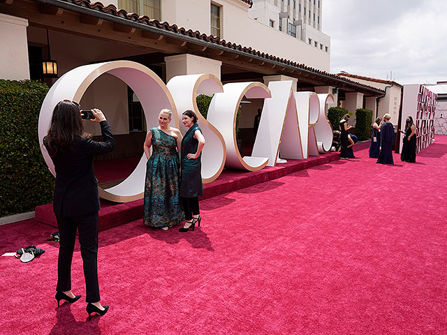 Вид на красную ковровую дорожку перед началом церемонии вручения премии Оскар, 25 апреля 2021 года