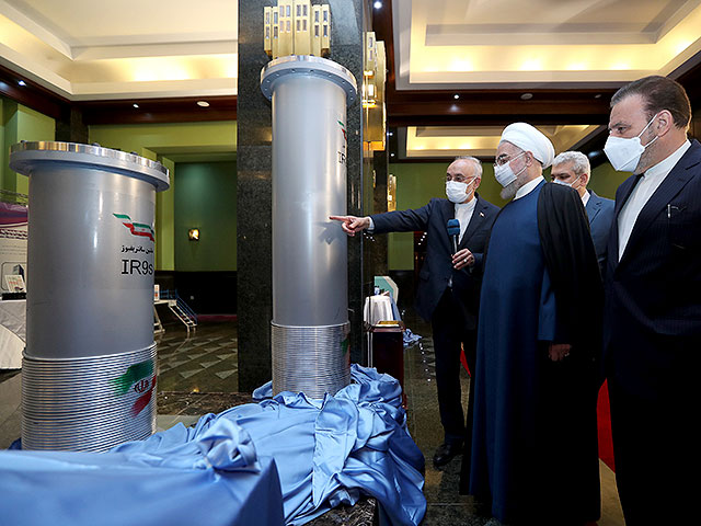 Президент Ирана Хасан Рухани (второй справа) и глава организации по атомной энергии Ирана Али Акбар Салехи во время посещения выставки достижений иранской ядерной отрасли. 10 апреля 2021 года