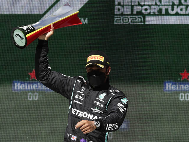 Победителем "Гран-при Португалии" стал Льюис Хэмилтон. Россиянин на 19-м месте