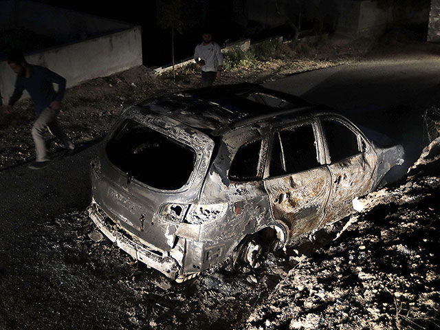 Палестинские СМИ: неизвестные сожгли автомобиль боевиков, совершивших нападение на перекрестке Тапуах