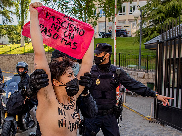 Cекстремистки FEMEN устроили акцию против "фашизма"