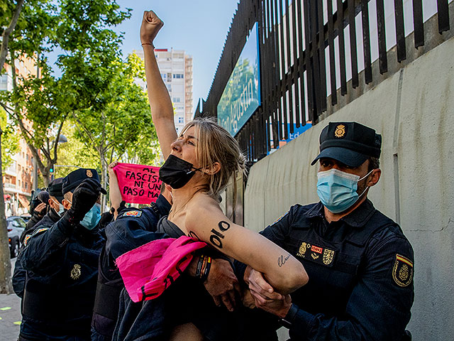 Cекстремистки FEMEN устроили акцию против "фашизма"