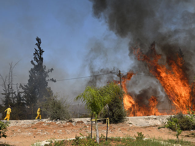 Пожар в Ар Браха, предпринимаются попытки блокировать распространение огня