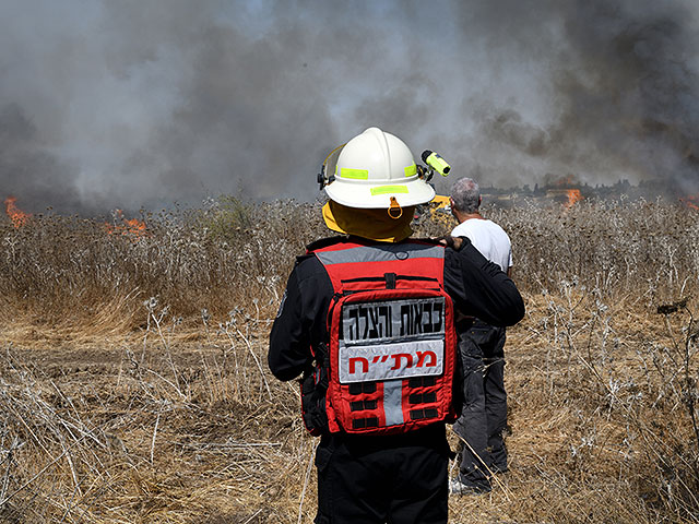 На границе с сектором Газы из-за "огненных шаров" вспыхнули не менее семи пожаров